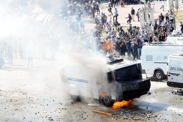 <b>Taksim Meydan�?na sabah�n erken saatlerinde yap�lan polis m�dahalesi s�ras�nda aniden ortaya ��kan baz� ki�iler dikkat �ekti.</b>