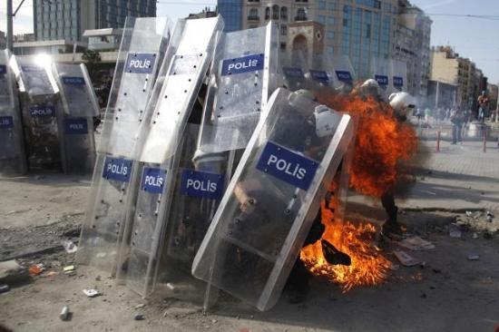 <b>Gezi Park� eylemcilerinin de tepki g�sterdi�i polise molotofla sald�ranlar�n kim oldu�u merak konusu oldu.</b>