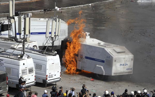 <b>Taksim Meydan�?na sabah�n erken saatlerinde yap�lan polis m�dahalesi s�ras�nda aniden ortaya ��kan baz� ki�iler dikkat �ekti.</b>