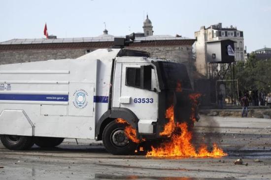 <b>Gezi Park� eylemcilerinin de tepki g�sterdi�i polise molotofla sald�ranlar�n kim oldu�u merak konusu oldu.</b>