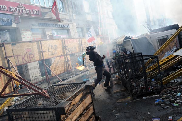 <b>Taksim Meydan�?na sabah�n erken saatlerinde yap�lan polis m�dahalesi s�ras�nda aniden ortaya ��kan baz� ki�iler dikkat �ekti.</b>