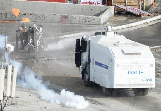 <b>Gezi Park� eylemcilerinin de tepki g�sterdi�i polise molotofla sald�ranlar�n kim oldu�u merak konusu oldu.</b>