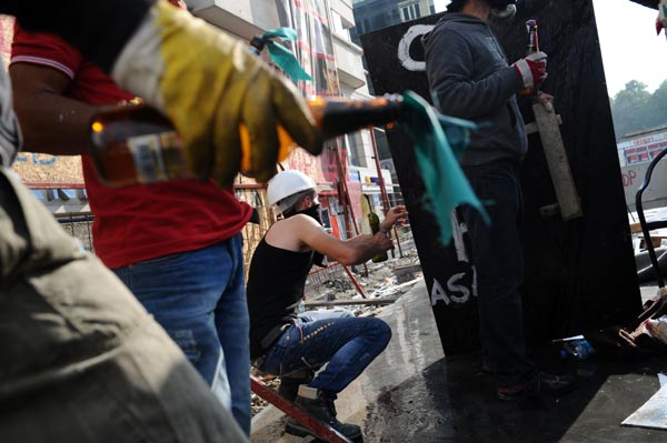 <b>Taksim Meydan�?na sabah�n erken saatlerinde yap�lan polis m�dahalesi s�ras�nda aniden ortaya ��kan baz� ki�iler dikkat �ekti.</b>