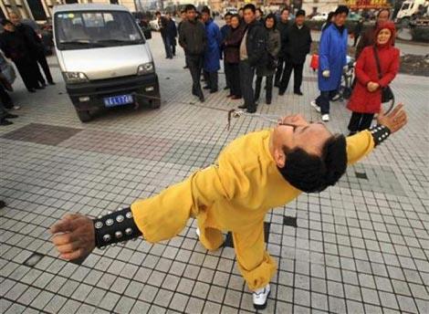 <b> Garip ama ger�ek </b>  <p>D�v�� sanatlar� merakl�s� bir adam g�z kapaklar� ile bir arac� �ekerken...</p>