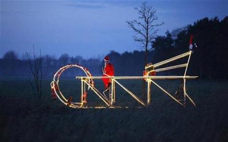 <b> Garip ama ger�ek </b>  <p>El Diablo olarak tan�nan bisiklet merakl�s� Didi Senft, "Noel Baba Bisikleti" olarak adland�rd��� bisikletiyle Berlin yak�nlar�ndaki Storkow'da poz verirken. Didi 7.5 metreye 3.10 metre boyundaki devasa bisikleti k�zak �eklinde yapt�.</p>