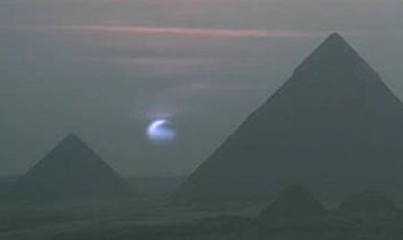 <b> MAV� G�NE�:</b>   <p> M�s�r'�n ba�kenti Kahire yak�nlar�ndaki piramitlerin g�venlik kameralar�, 14 Aral�k 2006'da saat 16.47'ten ba�layan garip bir olay� kaydetti. G�ne�in rengi, yakla��k 15 dakika boyunca maviye d�nd�. G�r�nt�ler daha sonra bir grup fizik�i taraf�ndan incelendi. "Mavi g�ne� olay�" ile ilgili haz�rlad�klar� raporda �u ifadeler yer ald�: "G�venlik kameras� taraf�ndan kaydedilen ve ilk kez belgelenmi� olan 'mavi g�ne� olay�', bug�ne kadar sadece 5 kez ya�anm��t�r. En son 'mavi g�ne� olay�' 1950'de �sko�ya'n�n Edinburg kentinde meydana geldi."</p>