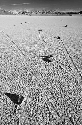 R�zgar teorisine kar�� ��kanlar "R�zgar, ayn� noktadan hareket etmeye ba�layan iki ta�� ayn� y�ne kayd�r�r. Ama burada durum farkl�" diyor. B�y�k muamma s�r�yor.