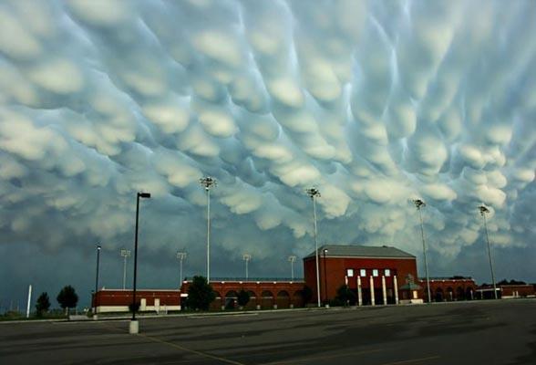 <b>MAMMATUS BULUTLARI:</b>   <p>Meteorolojide mammatokumulus bulutlar� olarak da ge�iyor. Bulutlar�n alt�nda sark�tlar�n olu�mas� son derece ilgin� g�r�n�yor.</p>