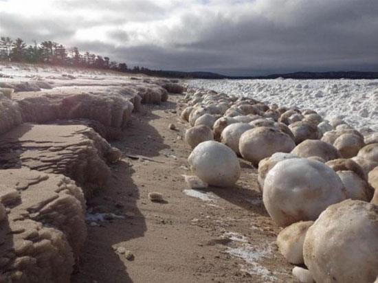 Leda Olmsted, k�pe�iyle y�r�y��e ��kt��� Michigan G�l� etraf�nda dev buz toplar�yla kar��la�t�.