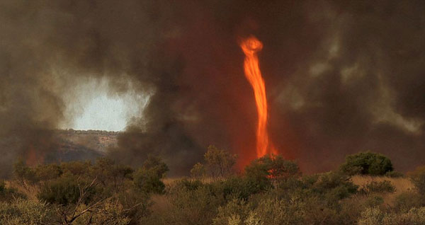 Yeni filmi i�in b�lgede �ekim yapan y�netmen Chris Tangey, g�ky�z�nde nadir rastlanan 'ate� hortumu'yla kar��la�t�.