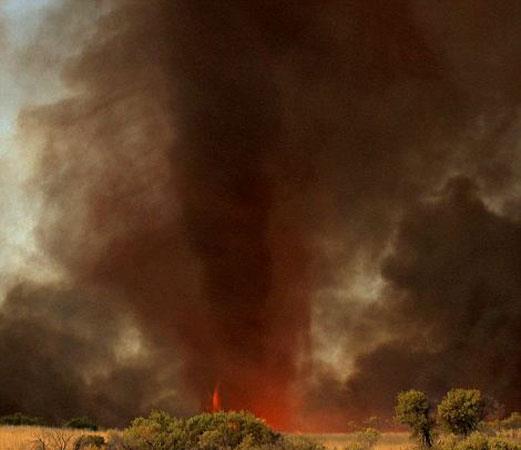 <b>�EYTAN ATE��:</b>  <p>Ya da alev hortumlar�. Birka� metre y�ksekli�e kadar ula�abilen alevlerden olu�an bir hortum.</p>