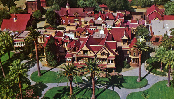 Kula�a olduk�a garip gelse de,  Sarah Winchester bu fikre inanm�� olacak ki, k��k�ne �lene kadar tam 100 oda ve bir o kadar da merdiven in�a ettirmi�.  �l�m�nden sonra, Sarah'�n hayaletinin hala k��kte oldu�una inananlar yok de�il. �imdilerde bu k��k, paranoyan�n insana neler  yapt�rabilece�ini g�rmek isteyenler i�in ziyarete a��k!