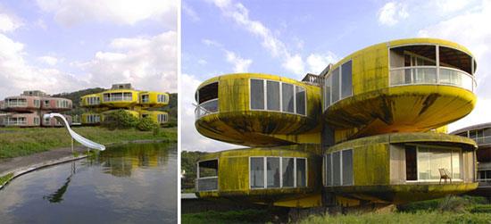 �n�aat kazas�nda �len i��ilerin hayaletlerinin San Zhi'de dola�t��� da s�ylentiler aras�nda. Maddi kaynak yetersizli�i ve �al��anlar�n "isteksizli�inin" in�aat�n durdurulmas�na sebep olmas� sonucunda terkedilen garip formlardaki str�kt�rler, adeta kazalarda hayat�n� kaybedenlerin an�s�n� ya�at�yor.