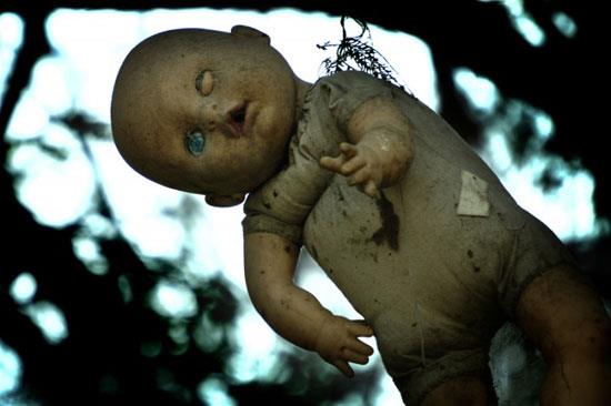 �spanyolca 'La Isla de la Munecas', yani 'Bebekler Adas�' olarak bilinen bu yer, belki de Meksika'n�n en korkun� turistik yeri. Kanallar�n aras�nda bulunan ada, gizem ve bat�l inan�larla dolu bir yer. Adadaki hemen t�m a�a�lar insanlara s�rekli izlendikleri izlenimini veren eski, tahrip edilmi� bebeklerle dolu. Adan�n ard�ndaki hikaye, Don Julian Santana ismindeki bir m�nzevi oraya ta��nd���nda ba�lad�.