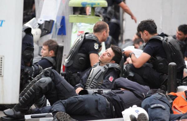 <b>16. g�n b�yle ba�lad�</b>  <p>Yakla��k 22 saat s�ren �at��malardan yorgun d��en Taksim Meydan� g�ne sakin ba�lad�</p>