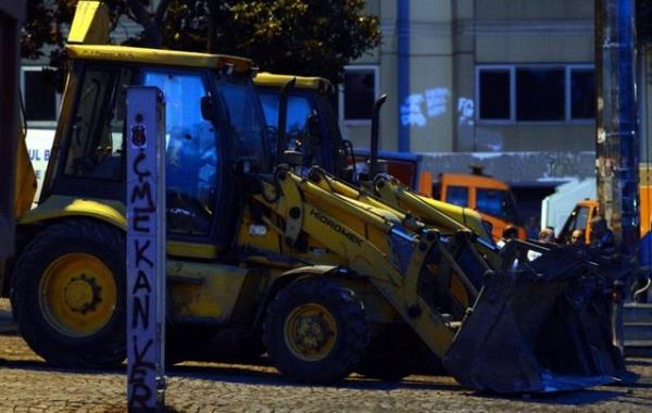 <b>16. g�n b�yle ba�lad�</b>  <p>Yakla��k 22 saat s�ren �at��malardan yorgun d��en Taksim Meydan� g�ne sakin ba�lad�</p>