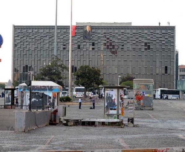 <b>16. g�n b�yle ba�lad�</b>  <p>Yakla��k 22 saat s�ren �at��malardan yorgun d��en Taksim Meydan� g�ne sakin ba�lad�</p>