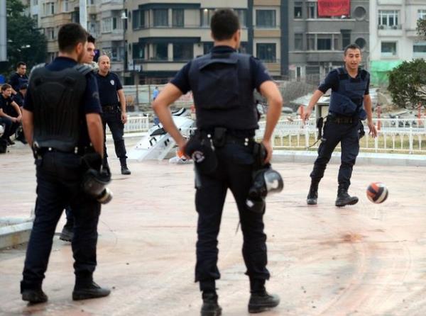 <b>16. g�n b�yle ba�lad�</b>  <p>G�n�n ayd�nlanmas�yla Atat�rk An�t� �evresinde top oynayan gen�lere kat�lan �evik kuvvet polisleri, e�lenceli dakikalar ge�irdi. </p>