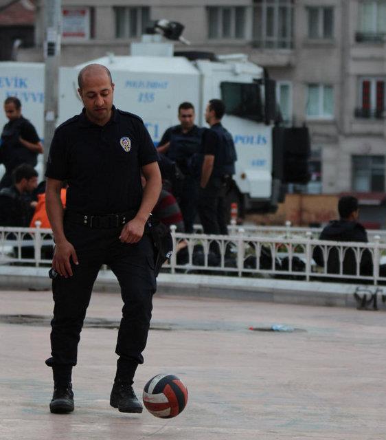 <b>16. g�n b�yle ba�lad�</b>  <p>Adeta gecenin stresini atan polisler, renkli g�r�nt�ler olu�turdu.</p>