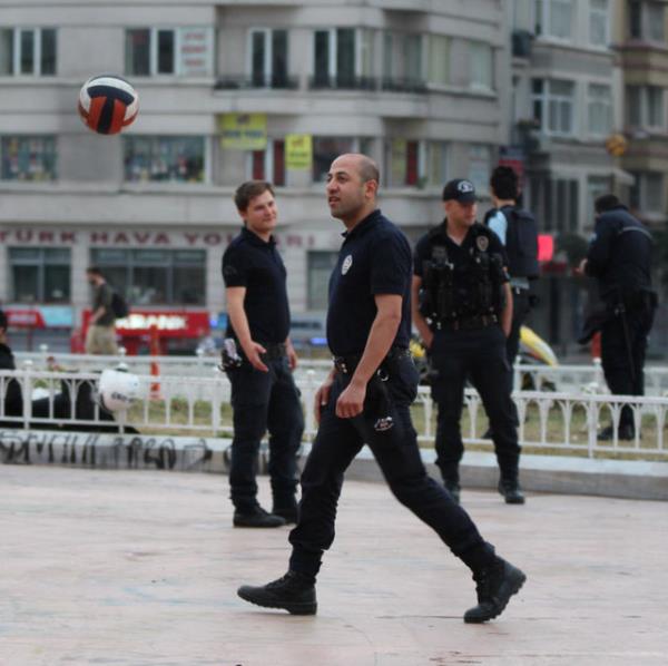 <b>16. g�n b�yle ba�lad�</b>  <p>Yakla��k 22 saat s�ren �at��malardan yorgun d��en Taksim Meydan� g�ne sakin ba�lad�</p>