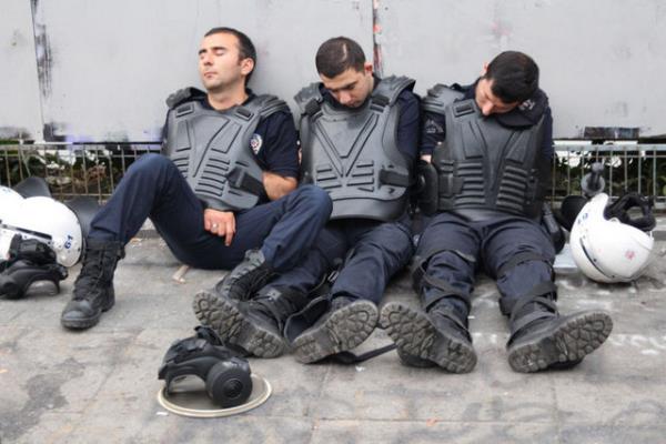 <b>16. g�n b�yle ba�lad�</b>  <p>Yakla��k 22 saat s�ren �at��malardan yorgun d��en Taksim Meydan� g�ne sakin ba�lad�</p>