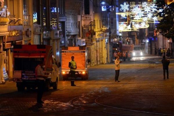 <b>16. g�n b�yle ba�lad�</b>  <p>Yakla��k 22 saat s�ren �at��malardan yorgun d��en Taksim Meydan� g�ne sakin ba�lad�</p>