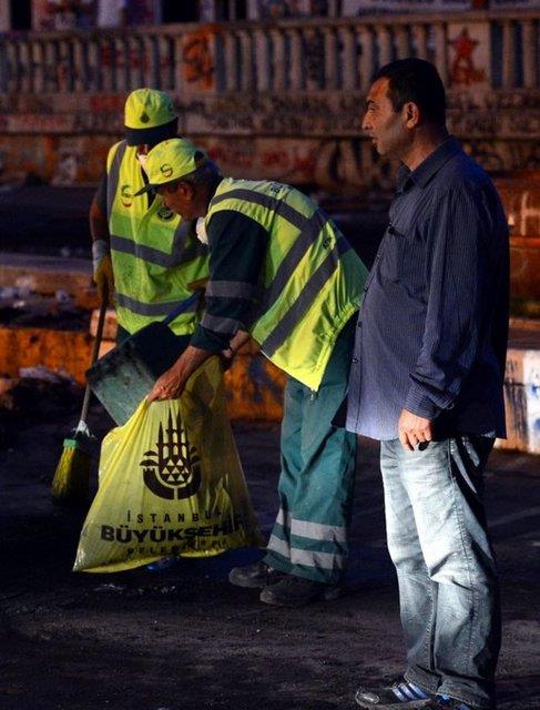 <b>16. g�n b�yle ba�lad�</b>  <p>Yakla��k 22 saat s�ren �at��malardan yorgun d��en Taksim Meydan� g�ne sakin ba�lad�</p>