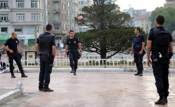 <b>16. g�n b�yle ba�lad�</b>  <p> �evik kuvvet polislerinin yo�un ge�en gecenin stresini, Atat�rk An�t� �evresinde top oynayarak att�.</p>