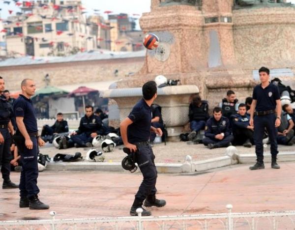 <b>16. g�n b�yle ba�lad�</b>  <p>Sabah saatlerinde Atat�rk An�t� �n�nde birka� gen� ile birlikte top oynayan polis, renkli g�r�nt�ler olu�turdu.</p>