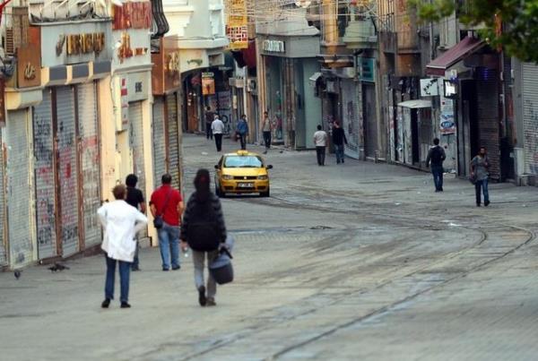 <b>16. g�n b�yle ba�lad�</b>  <p>Yakla��k 22 saat s�ren �at��malardan yorgun d��en Taksim Meydan� g�ne sakin ba�lad�</p>