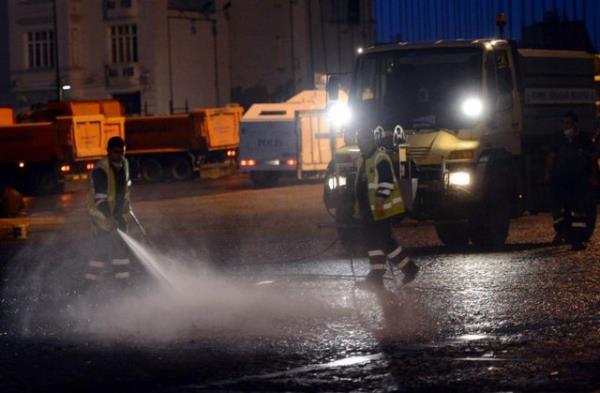 <b>16. g�n b�yle ba�lad�</b>  <p>Yakla��k 22 saat s�ren �at��malardan yorgun d��en Taksim Meydan� g�ne sakin ba�lad�</p>