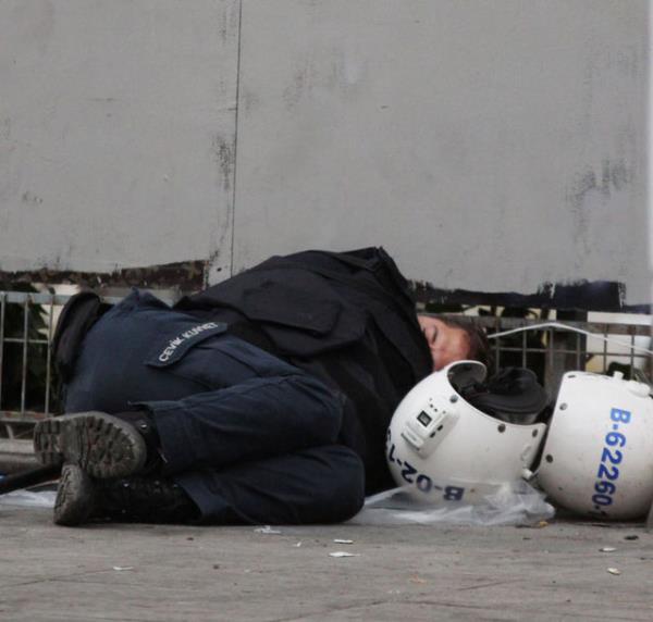 <b>16. g�n b�yle ba�lad�</b>  <p>Yakla��k 22 saat s�ren �at��malardan yorgun d��en Taksim Meydan� g�ne sakin ba�lad�</p>