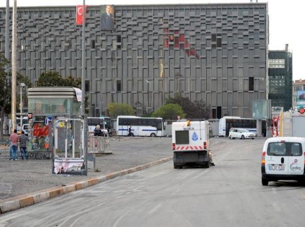 <b>16. g�n b�yle ba�lad�</b>  <p>Yakla��k 22 saat s�ren �at��malardan yorgun d��en Taksim Meydan� g�ne sakin ba�lad�</p>