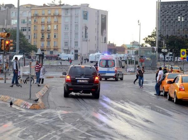 <b>16. g�n b�yle ba�lad�</b>  <p>Yakla��k 22 saat s�ren �at��malardan yorgun d��en Taksim Meydan� g�ne sakin ba�lad�</p>