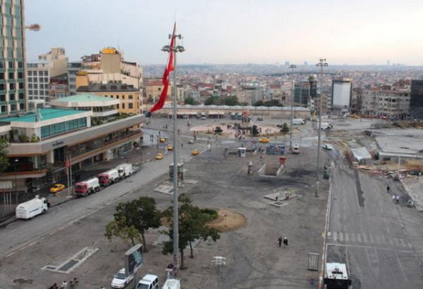 <b>16. g�n b�yle ba�lad�</b>  <p>Yakla��k 22 saat s�ren �at��malardan yorgun d��en Taksim Meydan� g�ne sakin ba�lad�</p>