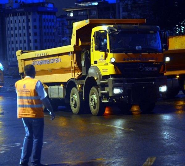 <b>16. g�n b�yle ba�lad�</b>  <p>Yakla��k 22 saat s�ren �at��malardan yorgun d��en Taksim Meydan� g�ne sakin ba�lad�</p>