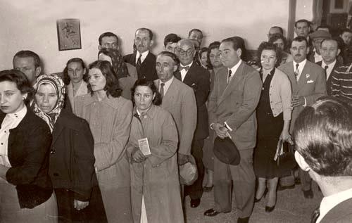 Cumhurba�kan� Celal Bayar ve Ba�bakan Adnan Menderes, 1957 genel se�imlerinde oy kullanmak i�in vatanda�larla birlikte s�ra beklerken g�r�nt�lenmi�