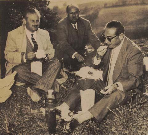 17 Eyl�l 1961'de �mral�'da idam edilen Adnan Menderes’in, bir seyahat esnas�nda Ahmet Haluk �aman ve Ali Server Somuncuo�lu ile yol kenar�nda piknik yaparken �ekilmi� foto�raf�, idam�ndan bir y�l sonra haz�rlanan “Foto�raflarla Menderes” isimli alb�mden al�nm��.