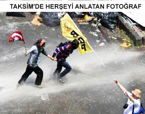 D�nk� olaylarda DHA'dan U�ur Can'�n foto�raflad��� bir an olduk�a �arp�c�yd�. Biber gaz�ndan ka�anlar aras�nda biri BDP flamas� di�eri Atat�rk'l� T�rk bayra�� ta��yan el ele iki gen� ile bozkurt i�areti yapan bir adam ayn� foto�raf karesi i�inde g�r�nt�lendi.