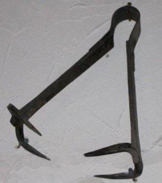 G���s kerpeteni: Kad�nlar �zerinde uygulanan bir teknik. Ac� vermek i�in tasarlanm�� bu i�kence aleti, kad�nlar�n g���slerini an�nda v�cutlar�ndan kopar�yor ve kan kayb�ndan �ld�r�yor. Genellikle zina ve k�rtaj su�lar�nda kullan�l�yor.