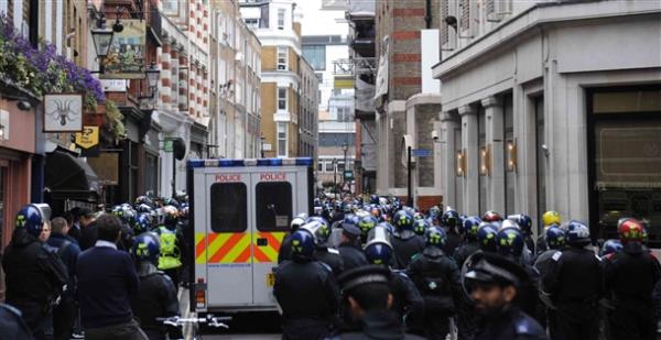 Londra'n�n turistik merkezlerinden biri olan Soho semtinde d�n protestocular bir binay� i�gal etmi�, ayr�ca Piccadilly meydan� ve �evresinde kimi zaman protestocular ile polis aras�nda arbede ya�anm��t�.