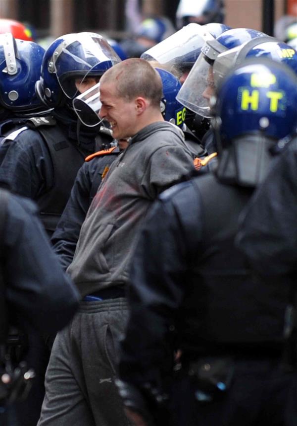 Londra polisinden eylemcilere sert m�dahale