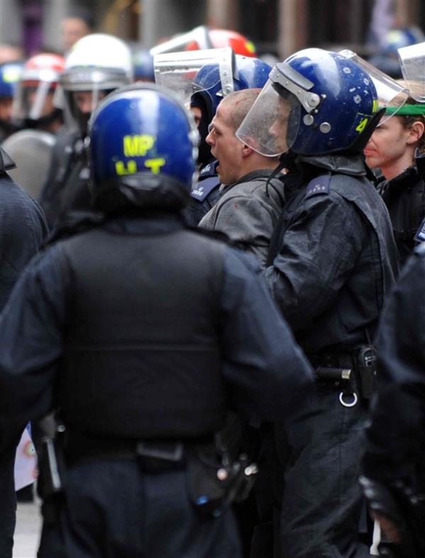 Londra polisi, G8 zirvesini protesto eden eylemcilere sert m�dahalede bulundu. Londra'n�n Soho b�lgesinde anti-kapitalist eylemcilerin i�gal etti�i b�lgeye bask�n d�zenleyen polis, 57 protestocuyu g�z alt�na ald�.