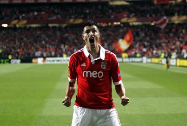 <b>CARDOZO'DA SIKINTI YOK</b>  <p>Paraguayl� y�ld�z�n menajeri Ahmet Bulut a��klad�: Fenerbah�e'nin UEFA Disiplin Kurulu'ndaki dosyas�n�n bu transfere olumsuz etkisi yok. G�r��melerimiz olumlu �ekilde devam ediyor.</p> <b>(FOTOMA�)</b>