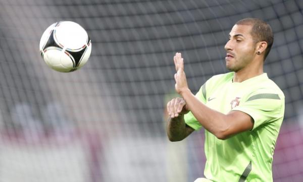 <b>QUARESMA DA HABER BEKL�YOR</b>  <p>Sar�-K�rm�z�l� ekibin kanat oyuncusu adaylar�ndan biri olan Ricardo Quaresma, transferin ger�ekle�mesi i�in haber bekliyor.</p> <b>(FANAT�K)</b>