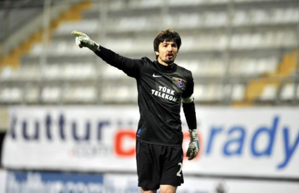 <b>TOLGA'YA V�ZE YOK</b>  <p>Trabzonspor, Be�ikta�'�n �ok istedi�i kaleci Tolga Zengin'in gidi�ine izin vermedi.</p> <b>(BUG�N)</b>