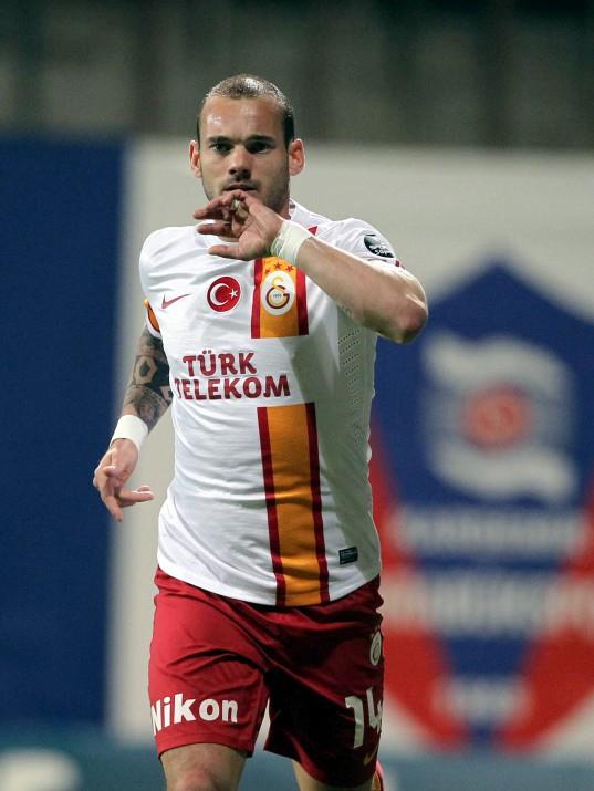 <b>MOUR�NHO N�YET� BOZDU</b>  <p>Chelsea'n�n hocas� Jose Mourinho, Wesley Sneijder'e kafay� takt�. Tecr�beli teknik adam, �nter'den eski ��rencisini kadrosunda g�rmek istiyor. Portekiz bas�n�, �nal Aysal'�n Abola'ya verdi�i r�portajda "Wesley'i 15 milyon euro'ya satabiliriz" dedi�ini aktard�.</p> <b>(FOTOMA�)</b>