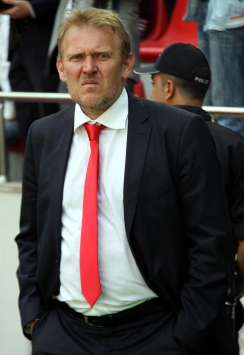 <b>Y�ZDE DOKSAN PROSINECKI</b>  <p>Hoca aray���n� s�rd�ren Be�ikta�'ta ibre Robert Prosinecki'ye d�nd�. Son karar�n ise Ba�kan Fikret Orman'�n verece�i ve y�zde 90 olumlu g�r�� bildirece�i ifade edildi.</p> <b>(HABERT�RK)</b>