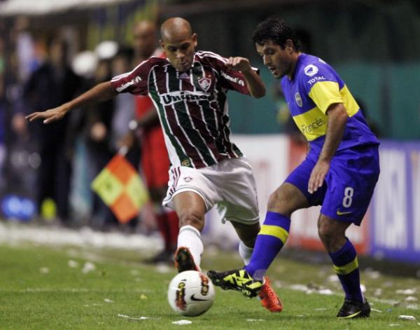 <b>CARLINHOS GEL�YOR!</b>  <p>Carlinhos, Galatasarayl�lar'� heyecanland�racak bir a��klama yapt�. Yar�nki Portuguesa ma��yla ilgili konu�an Brezilyal� sol bek, "Bu ma� belki de Fluminense'deki son ma��m olabilir" ifadeleriyle adeta ayr�l�k mesaj� verdi.</p> <b>(FANAT�K)</b>