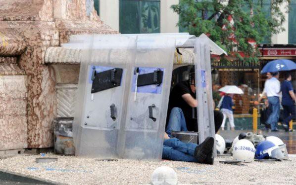 G�nlerdir Taksim'de ya�anan olaylara m�dahale eden �evik kuvvet polislerinin dinlenmek i�in se�tikleri y�ntem kameralara s�yle yans�d�.